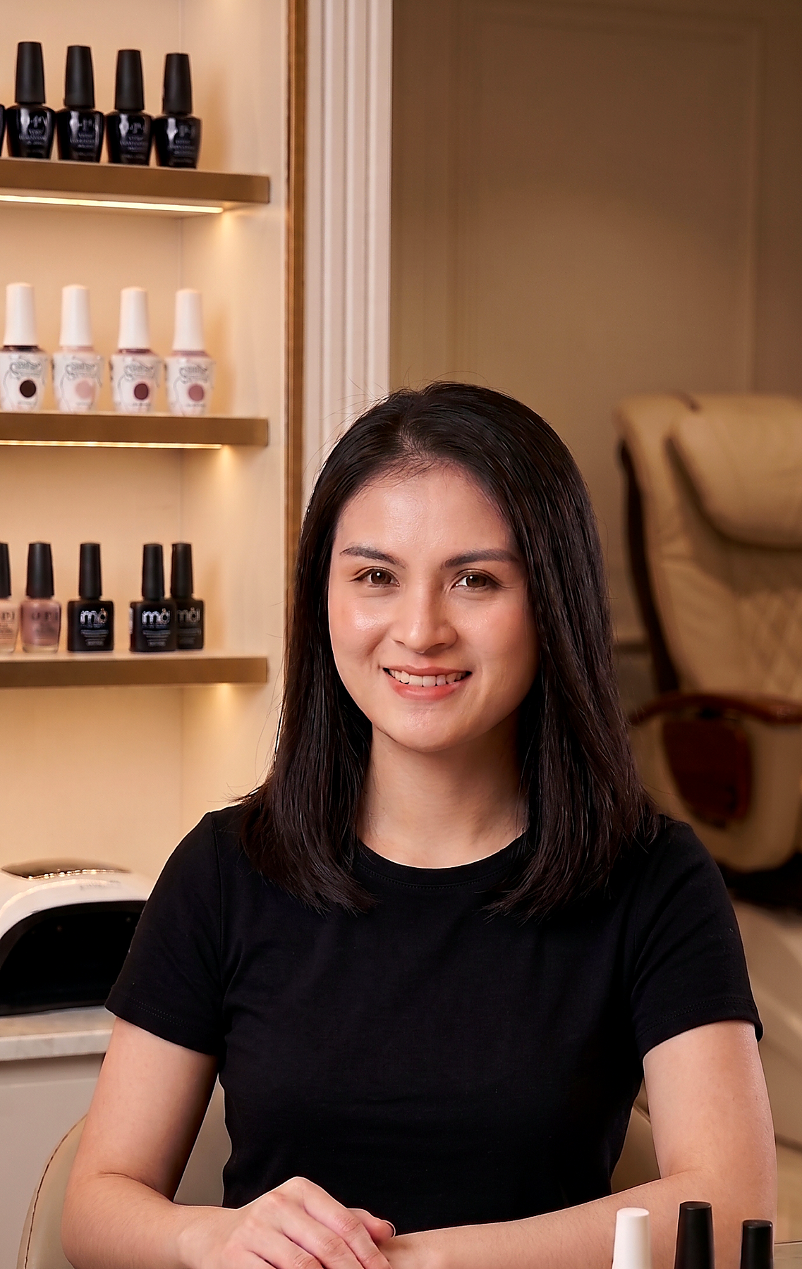 Gelnägel Stuttgart – Mobile Nageldesignerin Julia Nguyễn beim Kunden zu Hause